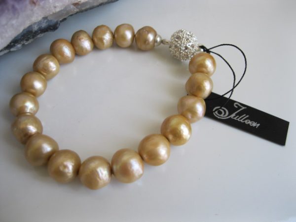 Classical Gold Pearl Bracelet