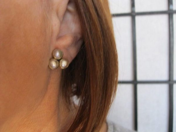 Clip On Shireen Pink Triple Pearl Yellow Gold Vermeil Earrings - Image 4