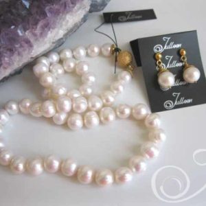 Audrey Set. White Pearl Necklace and Matching Pearl Earring