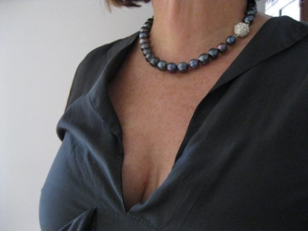 Black 12 mm Pearl Necklace with Crystal Ball Clasp - Image 3