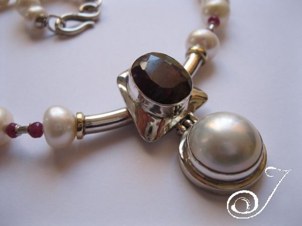 20ct Ruby and Mabe Pearl Pendant on Pearl and Ruby Necklace in Sterling Silver - Image 4