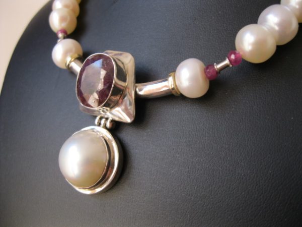 20ct Ruby and Mabe Pearl Pendant on Pearl and Ruby Necklace in Sterling Silver - Image 2