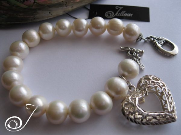 A Love Heart White Pearl Bracelet