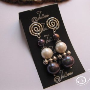 Black and White Pearl Earring