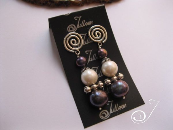 Black and White Pearl Earring