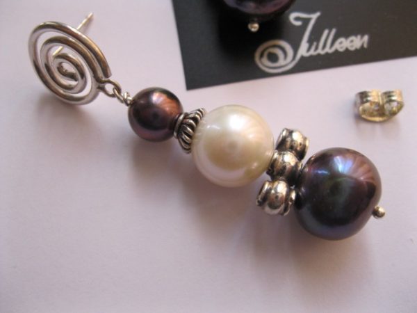 Black and White Pearl Earring - Image 2