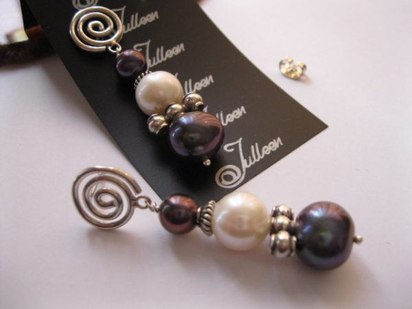 Black and White Pearl Earring - Image 3