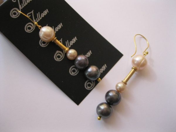 Black and Pink Pearl Earring - Image 3