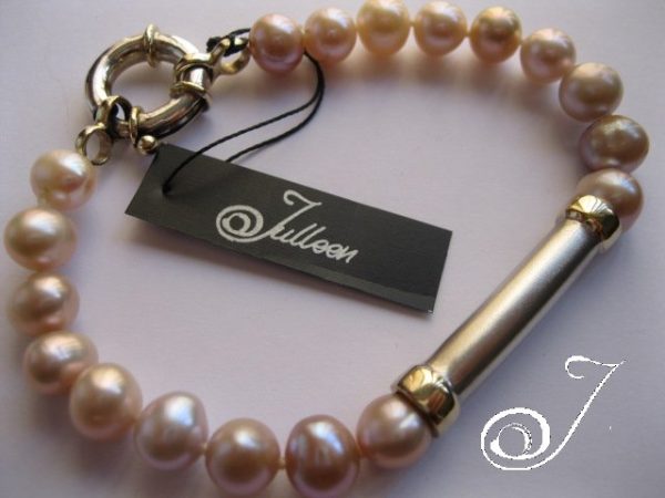 Khaleesi in Pink. A Pink Pearl Contemporary Bracelet - Image 2