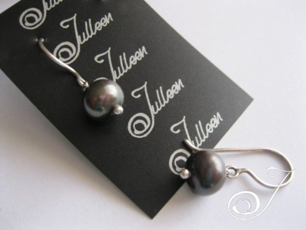 Black Single Pearl Earring - Image 4