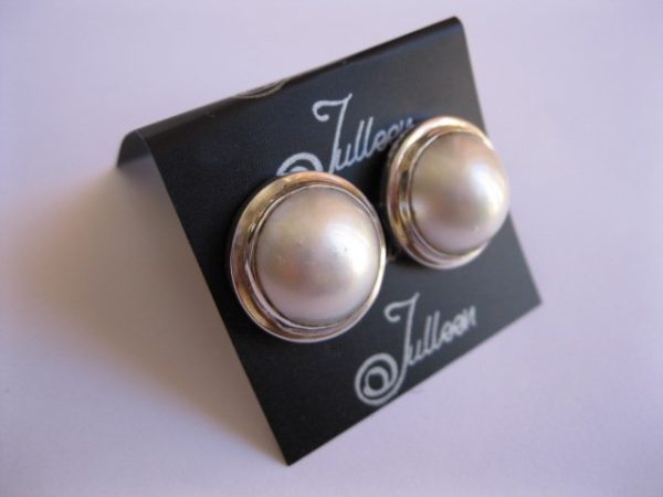 Mala White Mabe Pearl Paddle Clip on Earring - Image 2