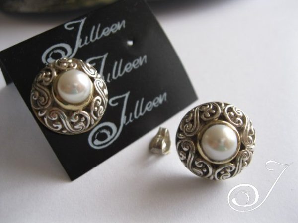 Cast White Pearl Earring - Image 2