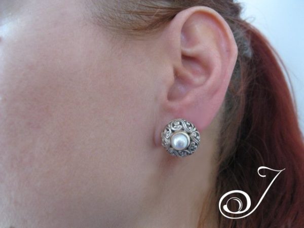 Cast White Pearl Earring - Image 4