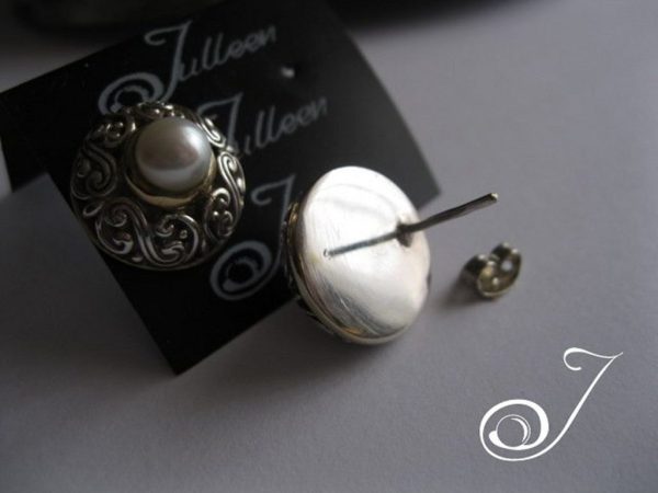 Cast White Pearl Earring - Image 3