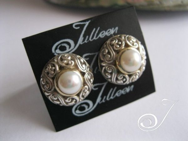 Cast White Pearl Earring