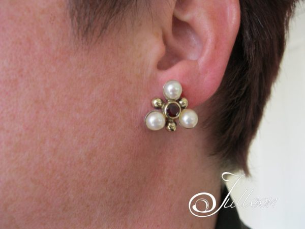 Miranda Set White Pearl and Onyx Pendant Necklace in Gold Vermeil with Matching Earrings - Image 2