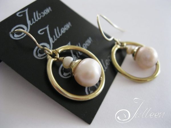 Creamy Pink Pearl Gold Vermeil Hoop Earring - Image 3