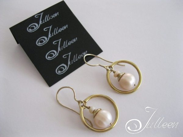 Creamy Pink Pearl Gold Vermeil Hoop Earring - Image 4