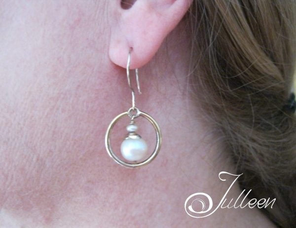 Creamy Pink Pearl Gold Vermeil Hoop Earring - Image 5